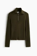 Top verde militar de manga larga en punto acanalado suave, con ajuste ceñido, cuello alto y medio cierre frontal con cremallera.
