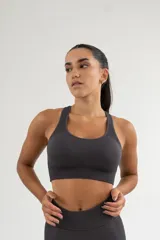 Top deportivo azul con espalda descubierta y textura acanalada.