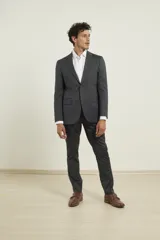 Traje de hombre color azul marino, corte slim, tejido con microdiseños y spandex. Incluye saco con solapa de muesca, dos botones y pantalón de vestir.