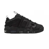 Championes Nike Air More Uptempo Low en color negro total. Presentan un diseño robusto con paneles laterales texturizados, sistema de cordones integrado y suela con unidades de aire visibles.