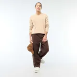Pantalón de corte ancho y estilo relajado, confeccionado en tejido de color marrón, con cintura elástica y diseño minimalista.