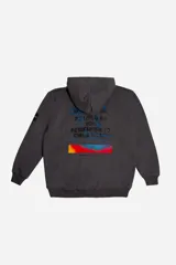 Canguro con capucha de algodón en color bordó, con bolsillo frontal tipo canguro, puños y ruedo acanalados. Presenta un estampado frontal con texto y logo de la marca Mistral.
