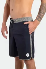 Short de baño O'Neill modelo Scallop Flower, color negro con detalles de estampa floral en la cintura, los laterales y el ruedo, y cordón ajustable.
