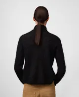 Sweater de punto cardado color negro, con cuello chimenea y manga larga. Confeccionado en una mezcla de mohair y liocel que proporciona ligereza, calidez y un tacto suave. Presenta un diseño minimalista con una caída fluida y brillo sutil.