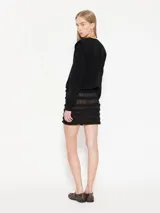 Sweater negro de lana y cashmere con hombreras y mangas largas.