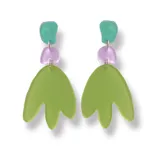 Aros colgantes con piezas geométricas de acrílico en colores rosa, celeste y amarillo.