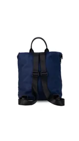 Mochila de nylon capitoneada color celeste, con diseño acolchado en cuadrícula. Posee un compartimento principal con cierre y solapa, además de dos bolsillos frontales con cierres negros a la vista.