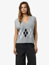 Chaleco tejido sin mangas con escote en V, confeccionado en punto jacquard con diseño de rombos y textura suave de fit regular.