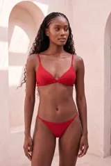 Bombacha de bikini roja tipo tanga, de tiro bajo con tiras finas ajustables en los laterales.