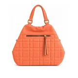 Cartera shopper de poliuretano color naranja, con diseño acolchado y pespuntes en cuadrícula, doble asa de mano, herrajes metálicos dorados y bolsillo frontal con cierre y tirador de flecos.