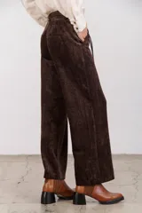 Pantalón de terciopelo color marrón con corte palazzo.