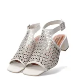 Sandalias de cuero negro con diseño calado láser en la capellada, taco block bajo y pulsera con hebilla ajustable al tobillo.