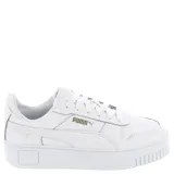 Championes Puma modelo Carina Street con plataforma, de diseño urbano y deportivo. Presentan una silueta clásica en color blanco con detalles de la marca en tono dorado en el lateral y la lengüeta, y suela de goma elevada.