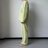 Conjunto de pijama de dos piezas confeccionado en plush suave con textura de ochos. Incluye una remera de manga larga con cuello redondo y un pantalón de corte recto con cintura elástica.