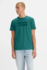 Remera de hombre Levi's de color verde con logo Batwing estampado en el pecho. De corte regular y cuello redondo.