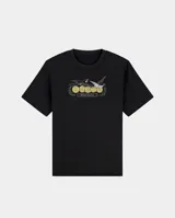 Remera negra de corte regular con estampa frontal que presenta dos aves volando sobre monedas doradas con la inscripción KABOA y el texto Moneda Corriente.