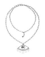 Collar plateado con cadena de eslabones rectangulares y dije de ojo con pupila esférica.