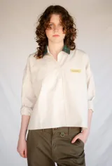 Camisa de algodón a cuadros beige y blanco con cuello tartán verde, manga larga y corte oversize boxy.