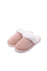 Pantuflas de estar por casa color arena, con exterior de textura gamuzada y detalle de piel sintética blanca en el borde superior.