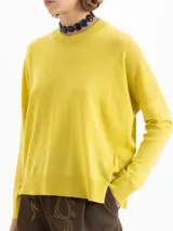 Sweater rojo de largo hasta la cadera, con mangas largas y tejido en mezcla de lana merino y algodón. De silueta holgada y cuello redondo.