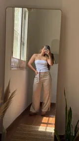 Pantalón largo color beige de lino con pretina elastizada y tajo lateral.