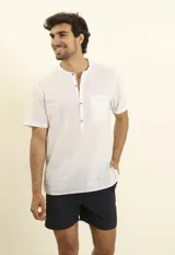 Camisa de manga corta con cuello mao y cierre frontal parcial con botones de coco. Confeccionada en una mezcla de lino y algodón.