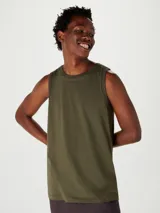 Musculosa blanca de corte recto y cuello redondo.