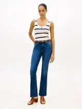 Musculosa de punto blanco de corte slim, con rayas horizontales azul marino y logo bordado en el pecho.