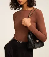 Body marrón de microfibra texturizada, con cuello redondo, mangas largas y escote en U en la espalda con tiras cruzadas.