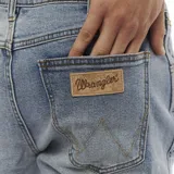 Pantalón de jean Wrangler modelo Greensboro, de corte recto, color celeste claro.