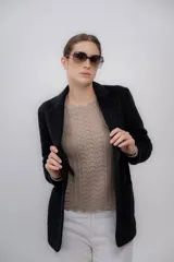 Sweater azul marino de punto calado, confeccionado en 100% baby alpaca, de manga larga y cuello redondo.