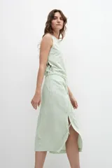 Musculosa verde manzana de lino con breteles finos y lazos laterales.