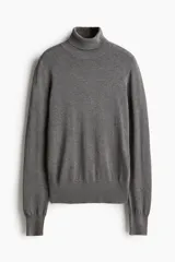 Polera gris de punto fino en mezcla de viscosa, con cuello alto, mangas largas y terminaciones acanaladas en cuello, puños y bajo.