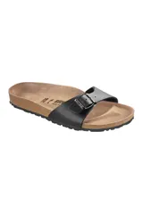 Sandalia Birkenstock modelo Madrid, color negro, con plantilla anatómica de corcho y látex, forrada en ante. La parte superior está hecha de Birko-Flor®, un material sintético resistente y agradable para la piel.