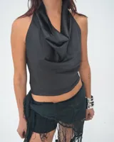 Top negro con cuello drapeado y espalda descubierta.