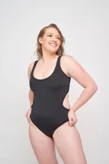 Malla entera de lycra estampada con motivos florales en tonos celeste, amarillo y rosa, con breteles finos negros y espalda cavada.