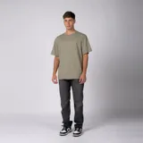 Remera básica de corte regular, color beige, con cuello redondo y mangas cortas.