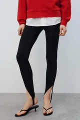 Leggings negros de tiro alto con diseño fuseau en el bajo.