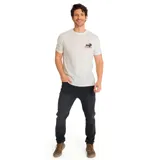 Remera color crema de manga corta con cuello redondo y estampado pequeño de un bisonte con la frase 'Roam Free' en el pecho.