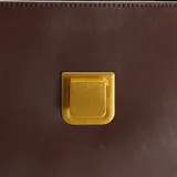 Bolso bandolera marrón con cierre dorado.