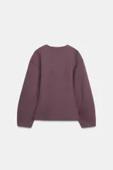 Jersey de cuello redondo y manga larga, confeccionado en tejido de punto elástico con trama compacta. Presenta un diseño con pinzas en la cintura que le otorgan una silueta entallada.