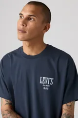Remera Levi's de corte relajado, color azul marino, de manga corta y cuello redondo, con pequeño estampado gráfico en el pecho con el logo de la marca.