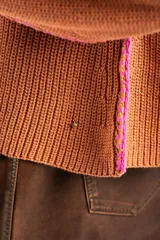 Sweater de punto de algodón con diseño oversize, cuello redondo y mangas largas. Presenta un detalle de costura lateral en color contrastante.