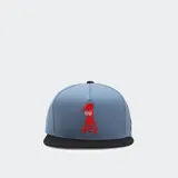 Gorra azul con visera negra y bordado rojo en el frente.