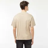 Camiseta de manga corta color marrón claro, con cuello redondo y corte recto.