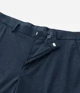 Pantalón de vestir azul marino, de corte recto, con cintura con trabillas, cierre tradicional con vista oculta y bolsillos laterales.