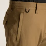 Pantalón de corte recto y estilo técnico, confeccionado en tejido elástico y resistente. Cuenta con cintura híbrida, trabillas para cinturón y bolsillos laterales, diseñado para ofrecer comodidad y versatilidad en viajes y uso diario.