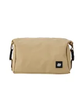 Set de accesorios de viaje color verde oliva, compuesto por una mochila, una lonchera y una cartuchera o neceser, todos con diseño minimalista y logo de la marca.