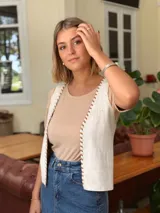 Remera color beige de mangas cortas abullonadas y cuello redondo.