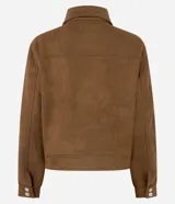 Chaqueta de corte recto confeccionada en suede sintético color marrón. Presenta cuello estilo camisa, cierre frontal con botones metálicos, mangas largas con puños ajustados y bolsillos embutidos.